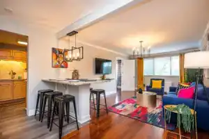 Downtown 2BR King Bed FREE Parking 1413, Атланта