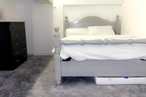 Cozy West Bromwich Apartment by High Street, Бирмингем