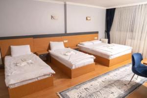 Heraldic Room Hotel, Эсеньюрт