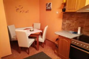 Tóvárosi apartman, Тата
