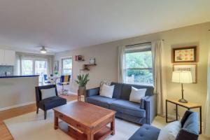 Ann Arbor Home w/ Deck, 2 Mi to Michigan Stadium!, Анн-Арбор
