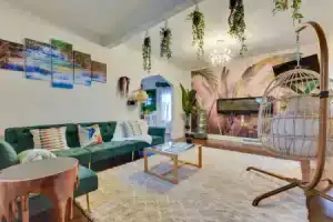 Themed New York Home ~ 2 Mi to Niagara Falls!, Ниагара-Фоллс