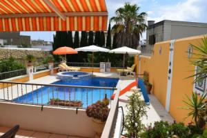 Central villa apartment pool & parking, Аттард