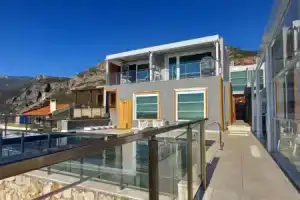 Un Amor Hotel, Каш