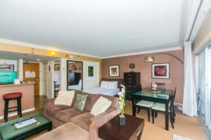 Ilikai Tower 1 Bedroom City View Condos with Private Lanai & Free Wifi!, Гонолулу