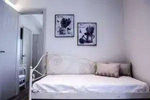 Il Gusto Studios, Айя-Анна