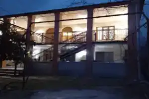 Family hotel leni, Энисели