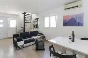 Nice Home in Solin With Wifi and 2 Bedrooms, Солин