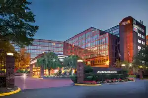 LaGuardia Plaza Hotel, Куинс