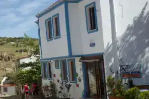 Adali Pansiyon, Бозджаада