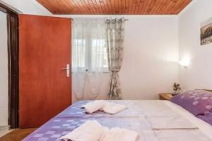Charming One Bedroom Apartment Povljana, Povljana