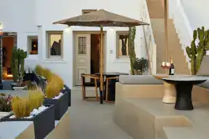 You And Me Suites, Фира
