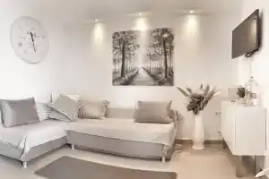 Polychrono New 2 Bedroom Apt. Just By The Sea!, Полихроно