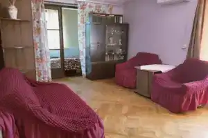 Kvartira na Agrba 1 KV 10 okolo morja, Пицунда