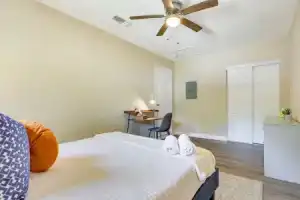 9 Mi to Downtown: Home w/ Deck in San Antonio, Сан-Антонио