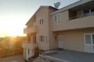 Home 4 U, Бродарица