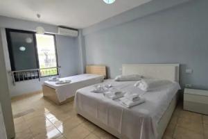 Tirent Apartment - Cozy Bedrooms Stay by Golem Beach., Голем