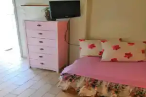 Happy colour studio near the beach, Вурвуру