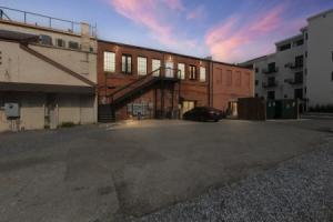 Historic Condo In Heart Of Downtown Sevierville 2 Bedroom Condo by Redawning, Севьервилл