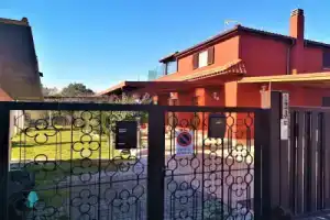 Tranquil Holiday Home in Roma with Garden near Ostia Antica, Остия-Антика