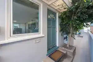 Coastal Bayside Condo Walkable to Sand & Surf, Ньюпорт-Бич