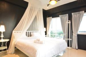 Day II Hotel, Ангсила