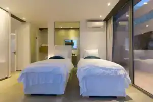 Luxury Glass Villas, Сивота