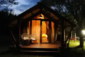 Jvarisa Glamping, Амбролаури