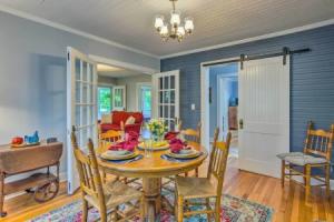 Restored Mars Hill Home on 1 Acre: Walk to Town!, Марс-Хилл