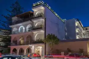 Bitzaro Hotel, Закинф