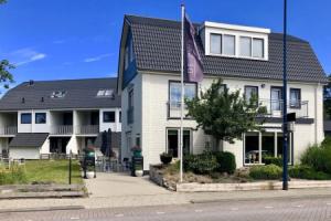 Appartementen De Zwaluw, Де Коог