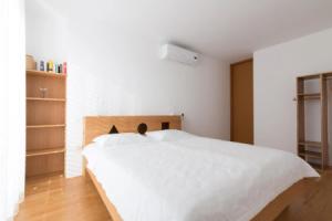 Apartment Beta, Изола