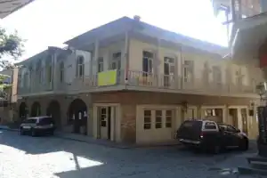 Nana's Guest House, Сигнахи