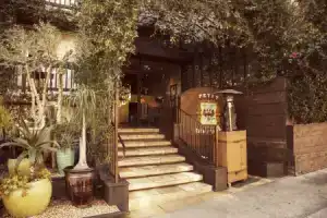 Отель «Petit Ermitage», Лос-Анджелес
