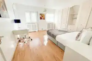 Large 8 Bedroom House in Edgbaston, Бирмингем