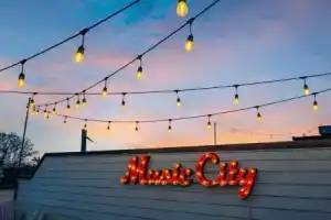 Nashvegas 13 Beds Rooftop Views Mins to Broadway, Нэшвилл