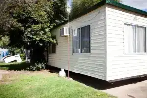 Strayleaves Caravan Park, Шеппартон