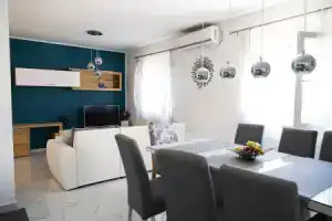 House Franny, Задар