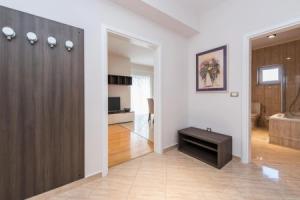 Amazing Apartment in Novalja With Outdoor Swimming Pool, Wifi and Outdoor Swimming Pool, Новаля