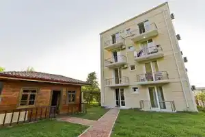 Orange Hotel, Гонио