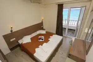 Summer Beach Hotel, Полихроно