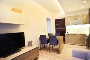 Luxury Suite With Pool 'by DiCar Properties', Патры