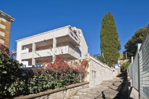 Attractive Apartment in Dubrovnik With Balcony and Parking, Дубровник