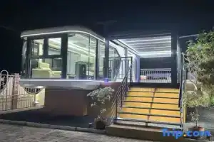 Luxury Capsule House Phuket, Панва