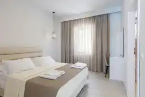 Petres Villas, Плакиас