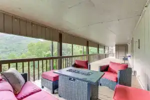 Maggie Valley Mountain Escape w/ Fireplace & Deck!, Магги-Валли