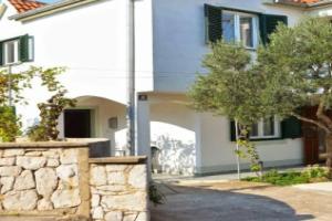 Apartment Miracle, Betina