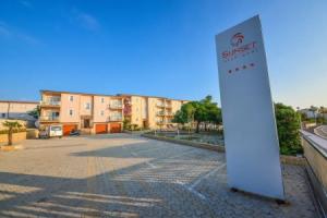 Апарт-отель «Sunset Deluxe», Vir