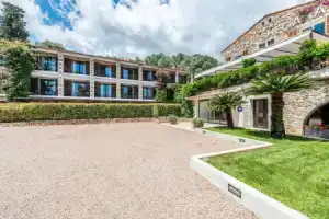 Hotel «Shegara», Порто-векшио