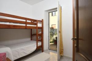 House With Garden and Barbecue 1 km From the Sea, 2 Bedrooms, Лотцорай